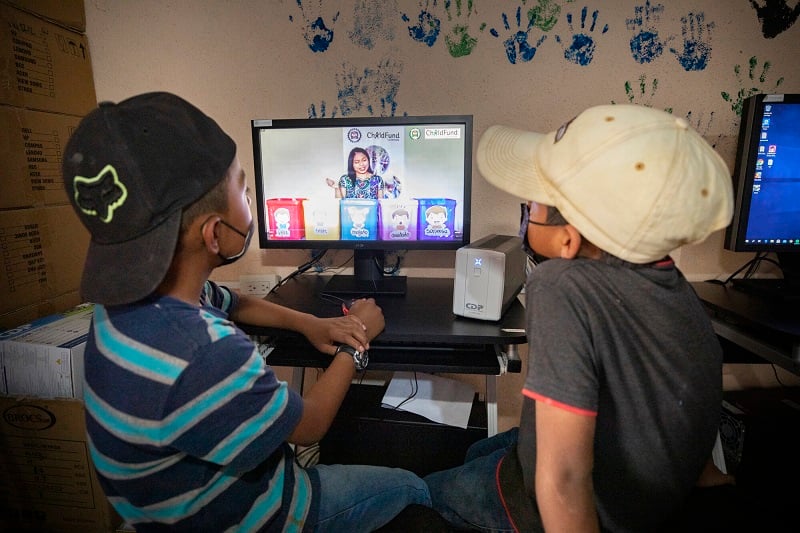 Boys on computer in Guatemala 500